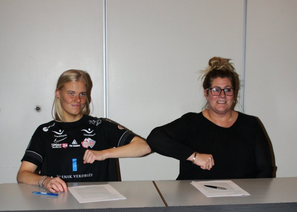Hulda Ósk Jónsdóttir og Dóra Sif Sigtryggsdóttir, formaður Þórs/KA, við undirritun samningsins.