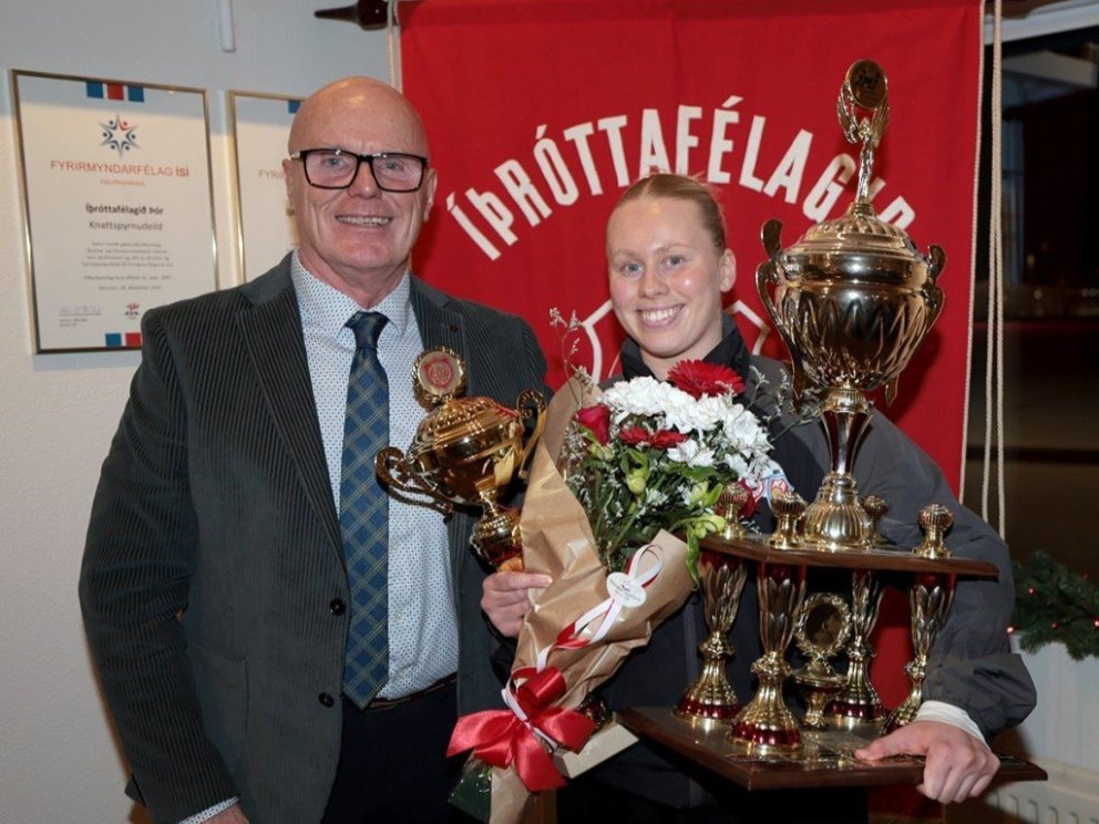 Hulda Björg Hannesdóttir, íþróttakona Þórs 2025, ásamt Ragnari Sverrissyni, sem er frumkvöðull að va&hellip;