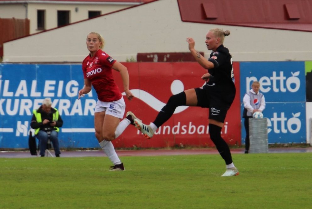 Úr leik liðanna í fyrrasumar. Hulda Björg Hannesdóttir og Sólveig Jóhannesdóttir Larsen. Mynd: Jón Ó…