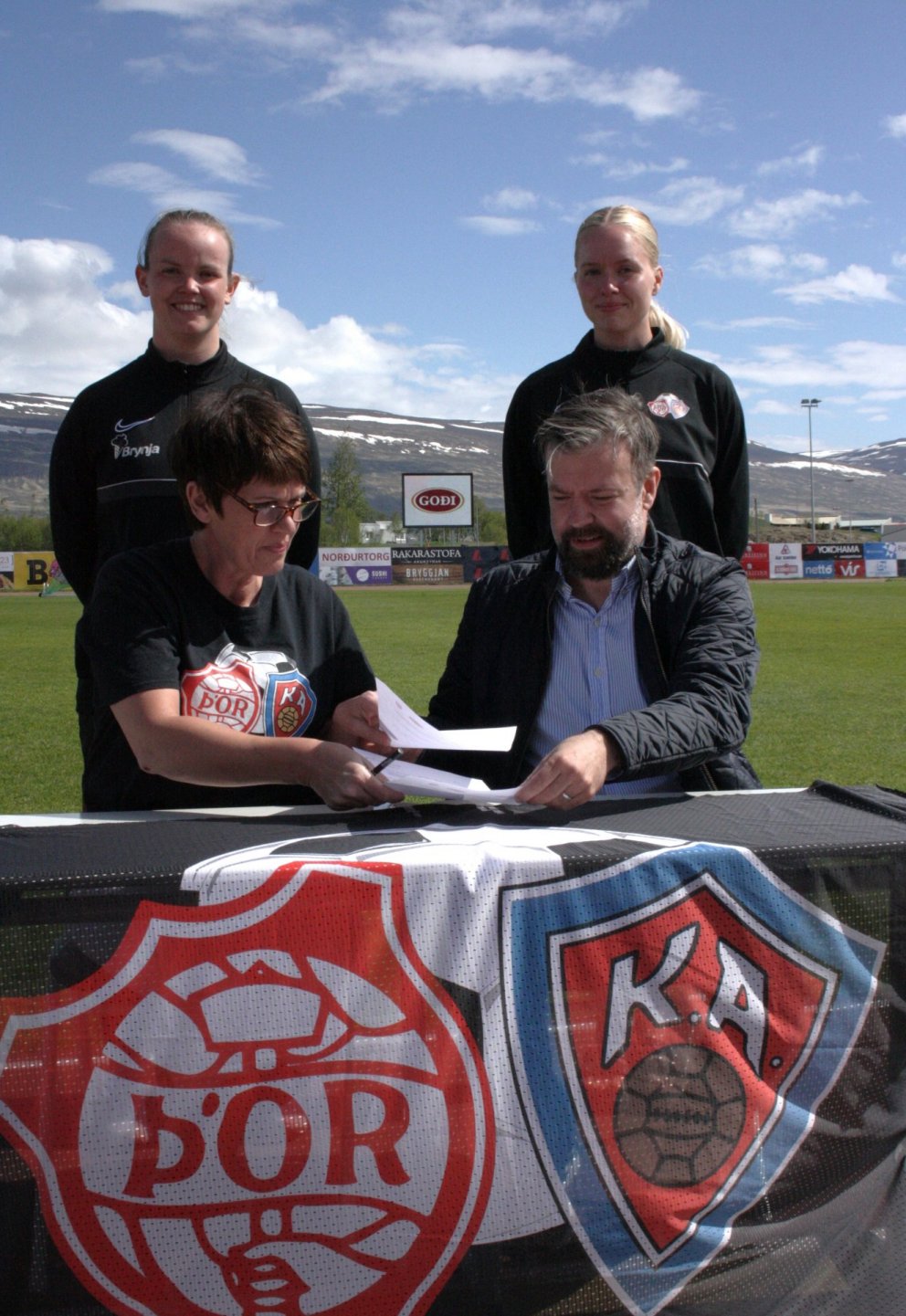 Guðrún Una Jónsdóttir og Andrés Viljhjálmsson handsala samninginn. Með þeim eru leilkmennirnir Harpa…