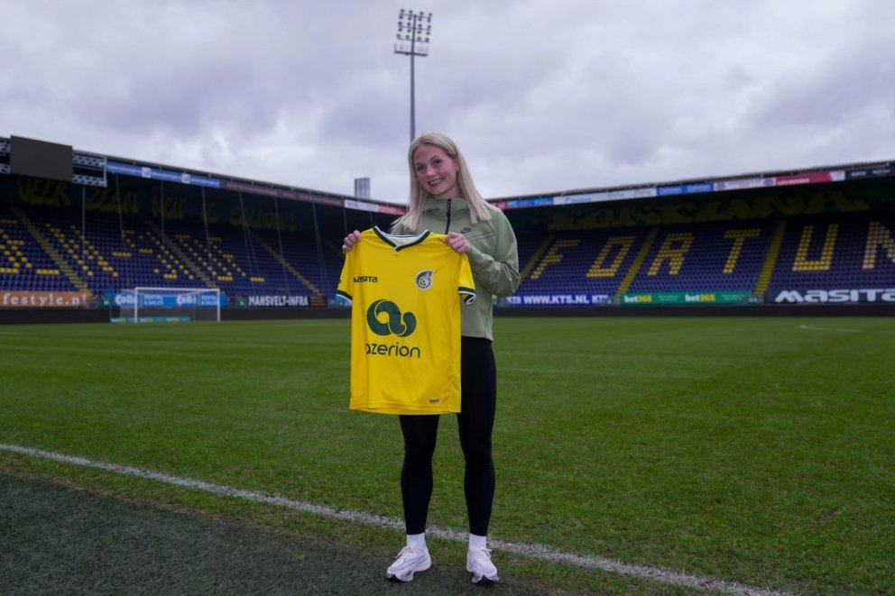 María á heimavelli Fortuna Sittard með treyju félagsins eftir að hún undirritaði samninginn fyrr í d&hellip;