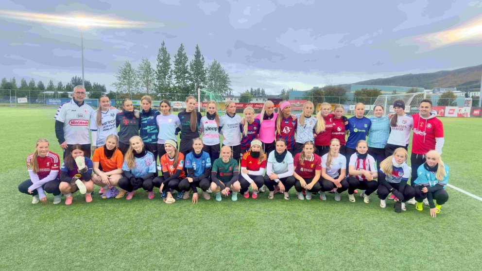 Stelpurnar í U16 ásamt þjálfurunum í alls konar uppáhaldstreyjum í tilefni af Treyjudeginum 4. septe&hellip;