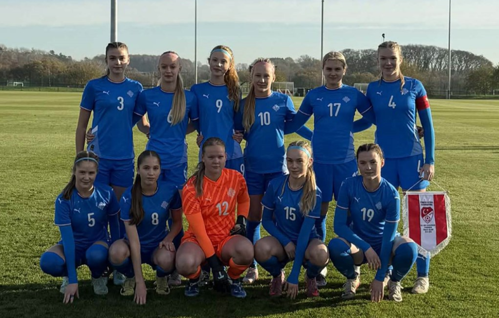 Byrjunarliðið í sigurleiknum gegn Tyrklandi í dag. Emma Júlía er nr. 19, lengst til hægri í fremri r…