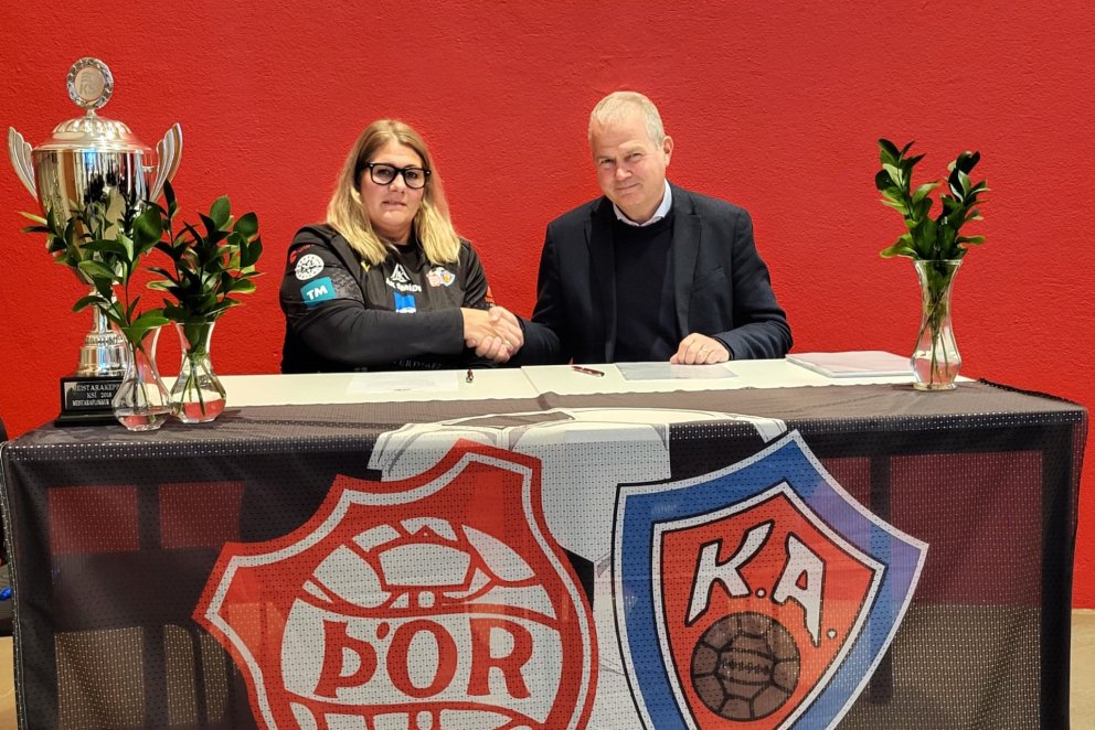 Dóra Sif Sigtryggsdóttir og Jón Birgir Guðmundsson handsala samninginn.