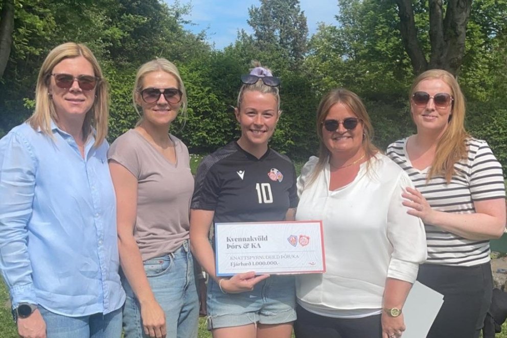 Frá afhendingu afraksturs kvennakvöldsins. Hér er hluti undirbúningsnefndarinnar ásamt fyrirliðanum …