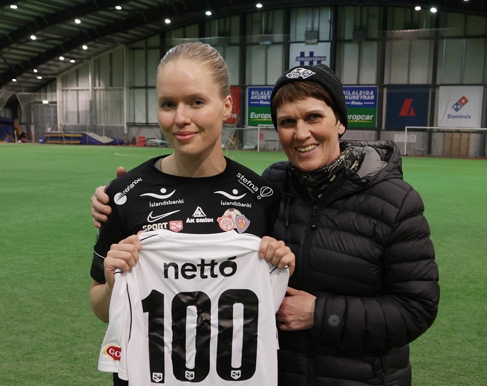 Margrét Árnadóttir, ásamt móður sinni Guðrúnu Unu Jónsdóttur, sem afhenti henni treyjuna fyrir leiki…