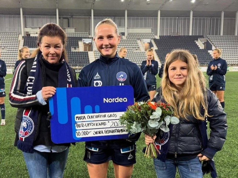 María Ólafsdóttir Gros ásamt fulltrúum félagsins fyrir leik Linköping og Kristianstad í gær. Myndin …