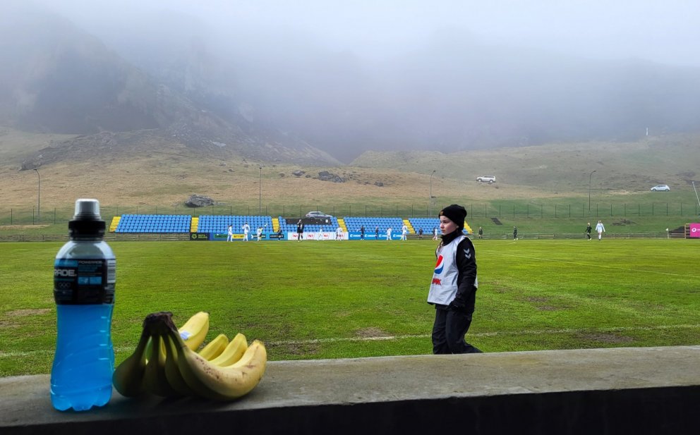 Powerade, banani og boltasækir. Einn knattspyrnuleikur er meira en bara 11 á móti 11 inni á vellinum…