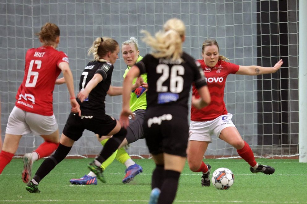 Sandra í marki Vals þegar liðið mætti Þór/KA í Boganum í byrjun maí á þessu ári. Skömmu seinna kom M…