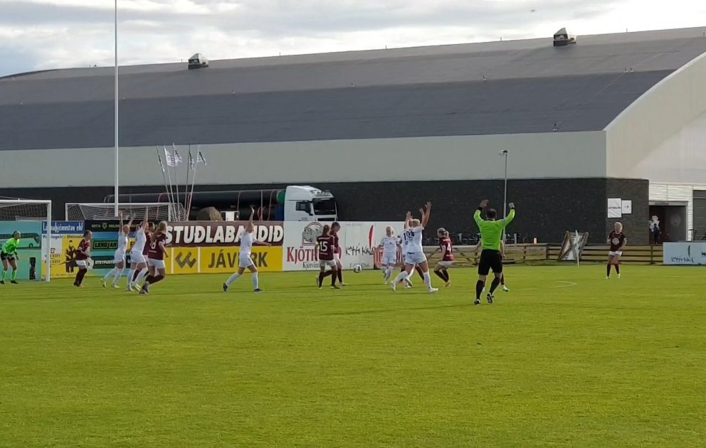 Hendur á loft. Leikmenn Þórs/KA vilja vítaspyrnu, dómarinn því miður ekki á sama máli.