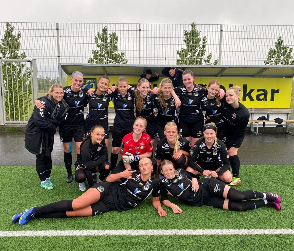 Sigri fagnað með myndatöku. Tveir af þjálfurum liðsins, Birkir Hermann og Pétur Heiðar, eru í baksýn…