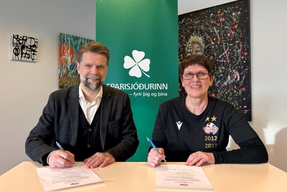 Frá undirritun samstarfssamnings Sparisjóðs Höfðhverfinga og Þórs/KA. Jón Ingvi Árnason sparisjóðsst…