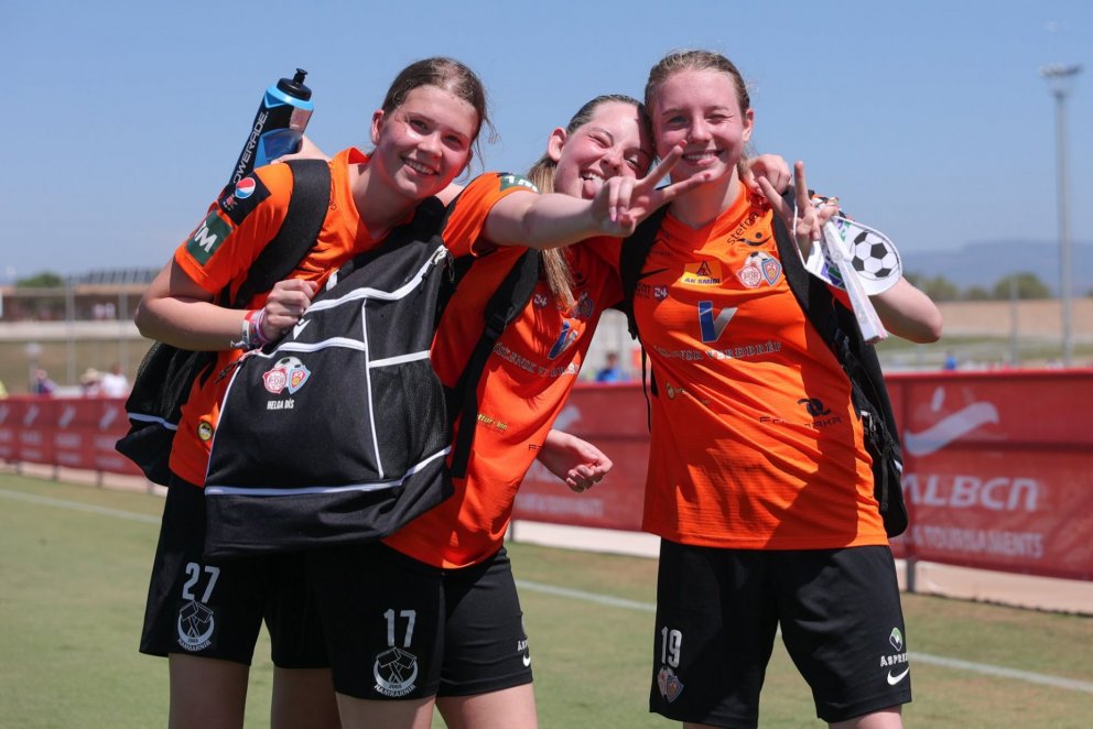 Leikgleðin í fyrirrúmi. Myndin er fengin af Facebook-síðu Barcelona Girls Cup.