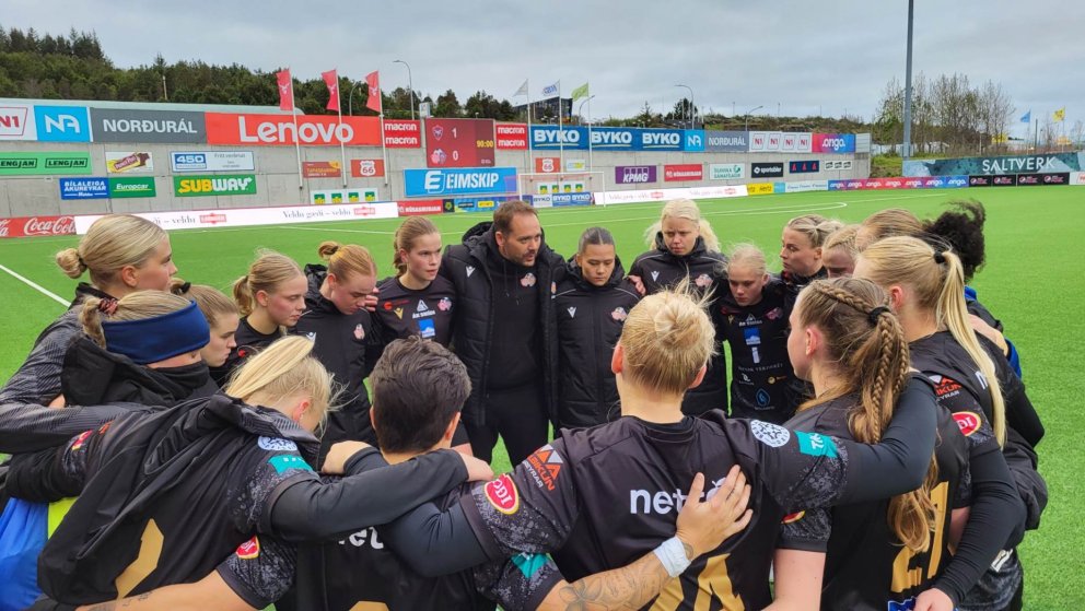 Eftir leik. Farið yfir helstu atriði.