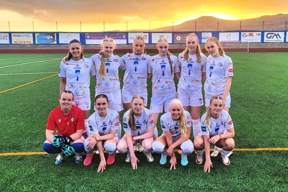 Byrjunarliðið gegn CD Juan Grande. Aftari röð frá vinstri: Kimberley Dóra Hjálmarsdóttir, Emelía Ósk…