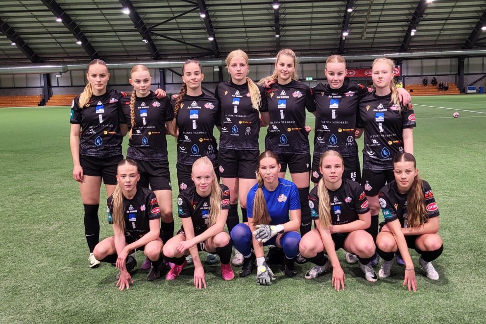 Aftari röð frá vinstri: Eva S. Dolina-Sokolowska, Ísey Ragnarsdóttir, Ragnheiður Sara Steindórsdótti…