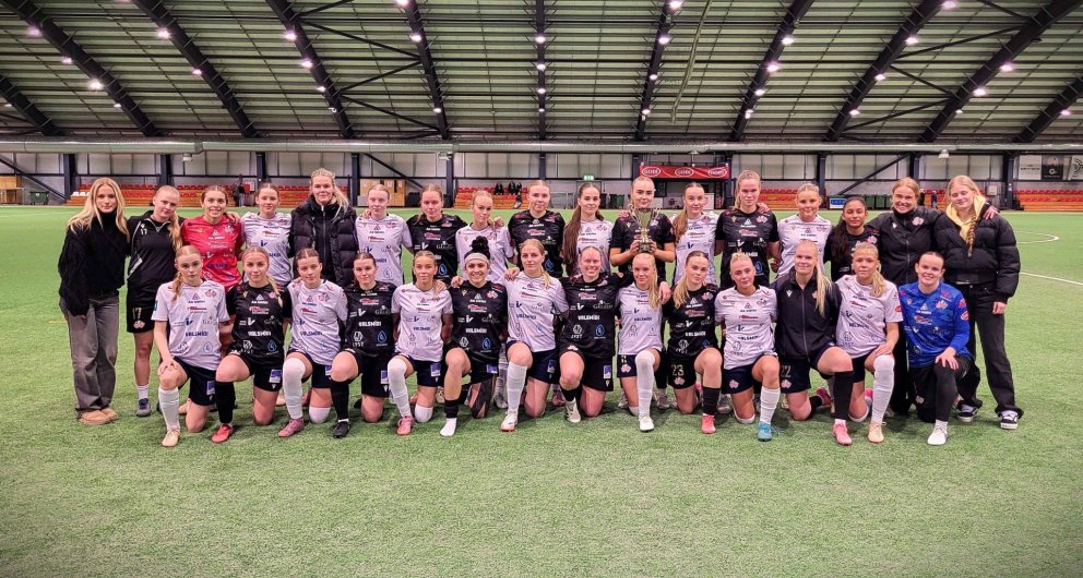 Bæði liðin saman með bikarinn að leik loknum.