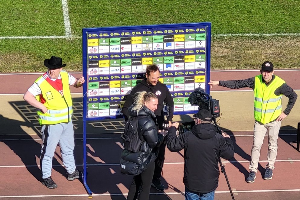 Það blés hressilega öðru hverju á Þórsvellinum í dag og vissara að passa vel upp á viðtalsskiltið. H…