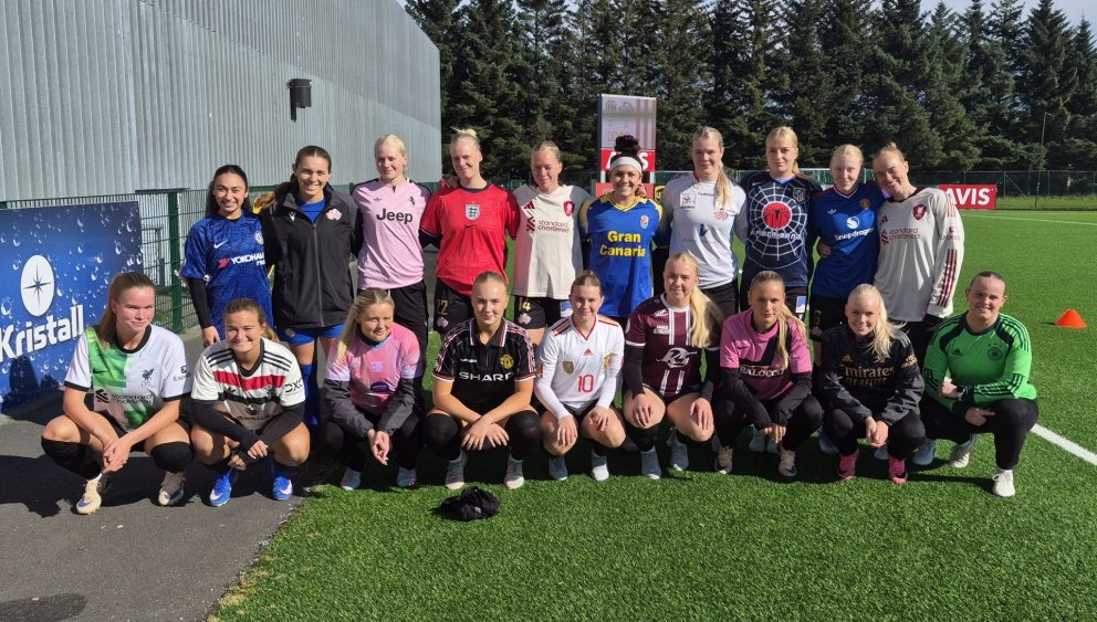 Mættar í alls konar fótboltatreyjum, til stuðnings við styrktarfélagið Börn með krabbamein.