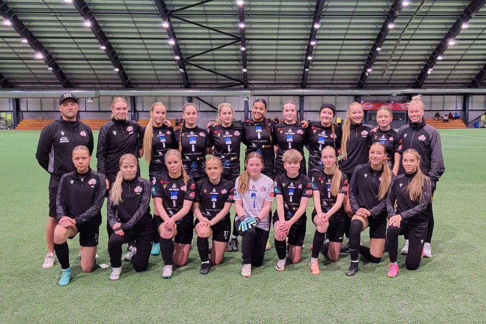 Ein af liðsmyndunum sem teknar hafa verið í sumar. Þór/KA2 fyrir leik í Boganum 9. júní. 

Aftari …