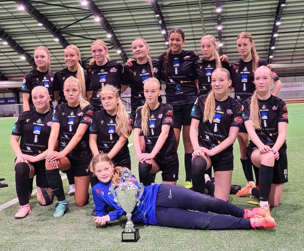 Að loknum sigri í B-riðli, lotu 3. Ánægðar með árangurinn í sumar og mega sannarlega vera það. 

A…