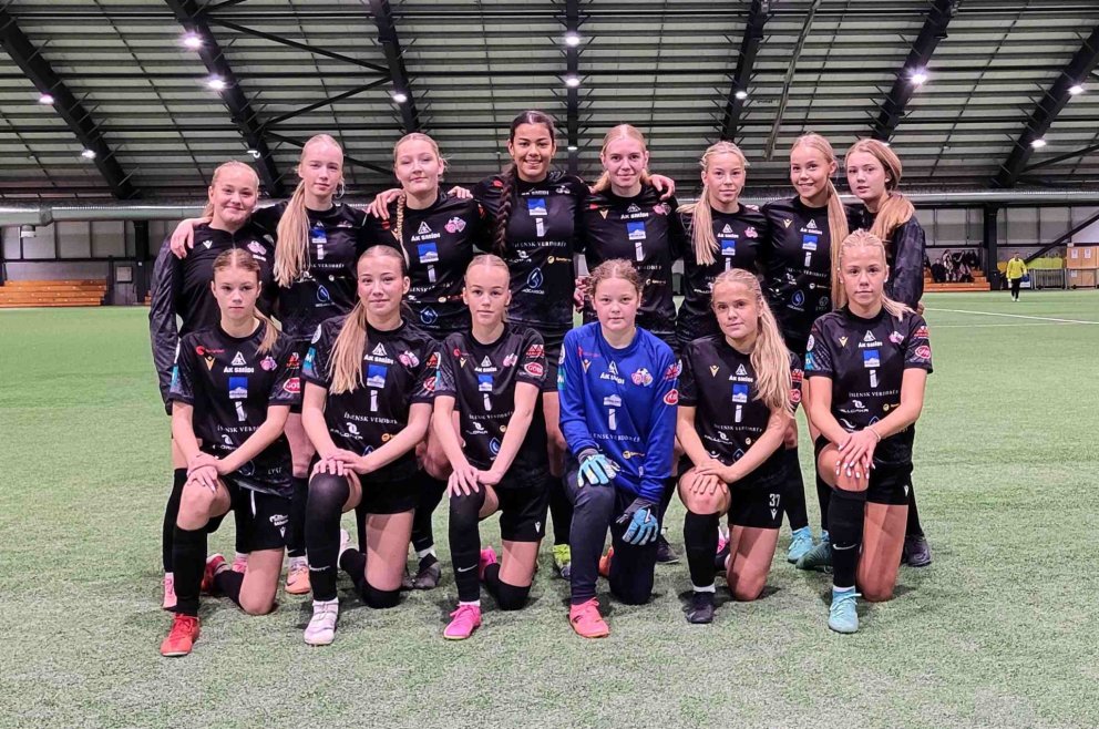 Fyrir lokaleikinn. 
Aftari röð frá vinstri: Embla Mist Steingrímsdóttir, Inga Sóley Jónsdóttir, Mar…