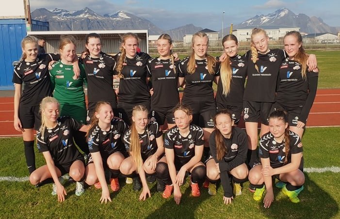 Þór/KA stelpur að loknum leik á Sindravöllum í Höfn á Hornafirði í dag.