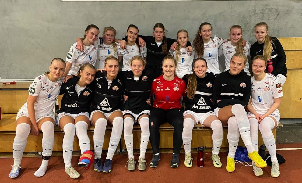 Sigur og þrjú stig í höfn. Ánægðar Þór/KA-stelpur í leikslok.