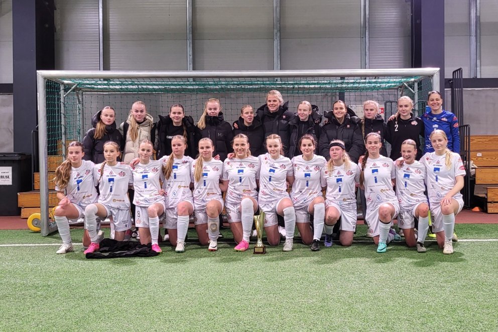 Sigurlið og bikar. Aftari röð frá vinstri: Bríet Fjóla Bjarnadóttir, Júlía Margrét Sveinsdóttir, Kol…