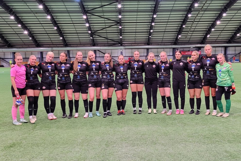 Fyrir sigurleik gegn Þrótti 18. júní: Frá vinstri: Tinna Sverrisdóttir, Rebekka Sunna Brynjarsdóttir…