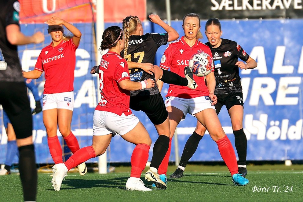 Sólin hafði óheppileg áhrif í fyrri hálfleiknum, eins og ráða má af svip leikmanna. Gestirnir höfðu …