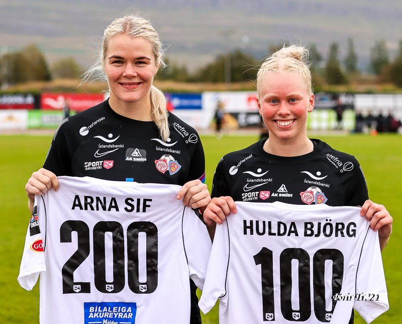 Arna Sif og Hulda Björg fengu treyjur að gjöf frá stjórn Þórs/KA fyrir leikinn gegn Keflavík. Mynd: …