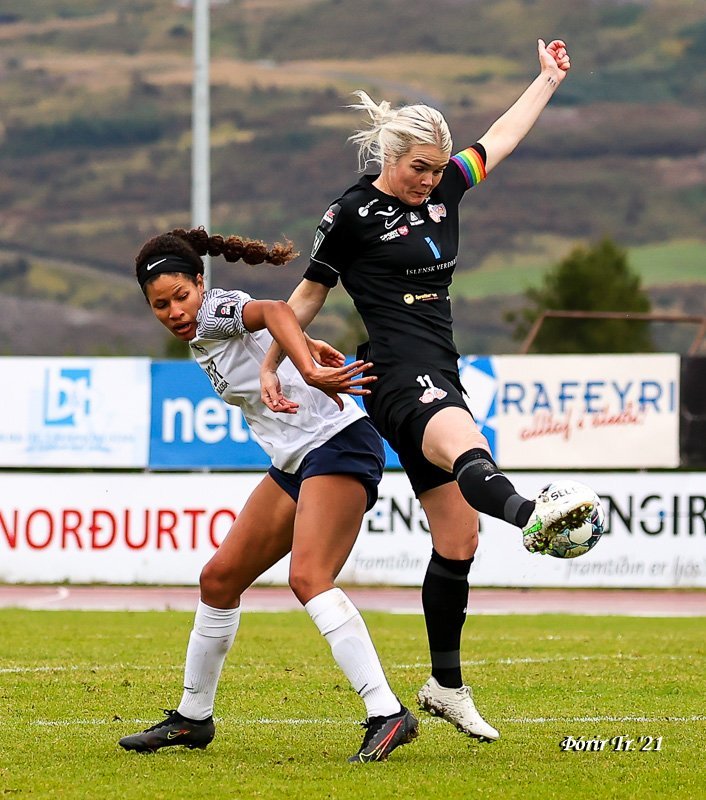 Arna Sif í síðasta leik sínum fyrir Þór/KA í bili, gegn Keflavík í lokaumferð Íslandsmótsins. Mynd: …