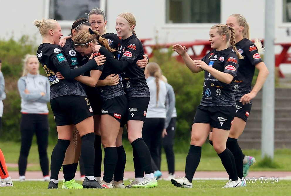Þriðja markinu fagnað. Mynd: Þórir Tryggva.