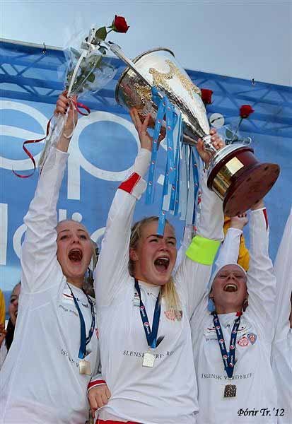Fyrirliðinn, Arna Sif Ásgrímsdóttir, lyftir bikarnum. Ágústa Kristinsdóttir og Helena Rós Þórólfsdót…