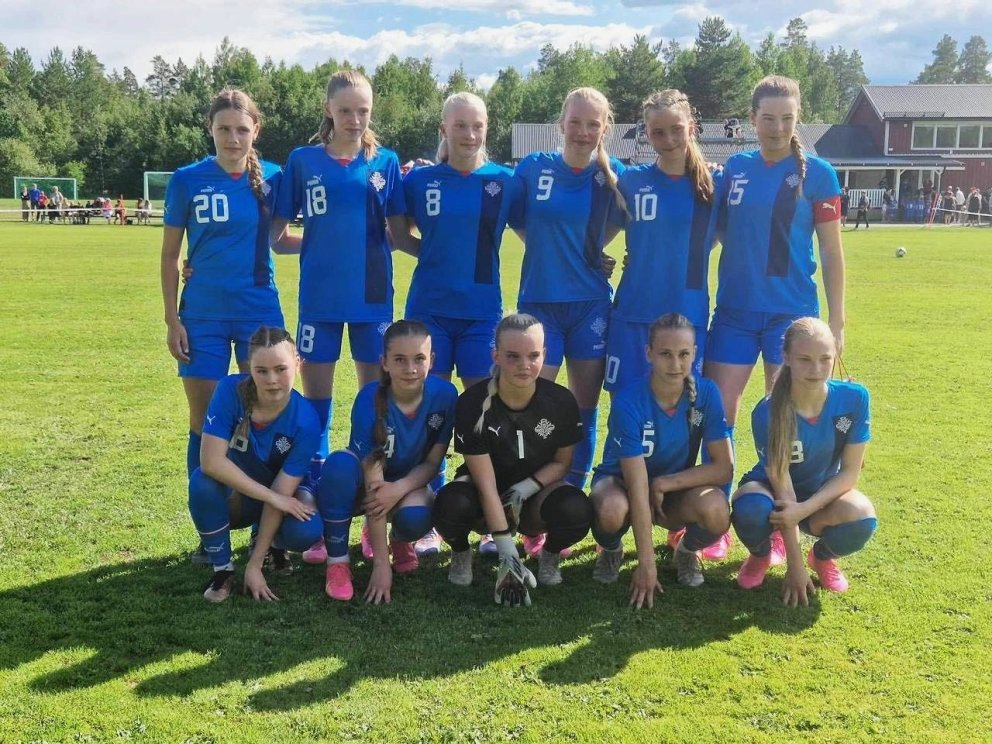 Byrjunarlið U16 landsliðsins gegn Danmörku. Kolfinna Eik Elínardóttir er önnur frá vinstri í fremri …