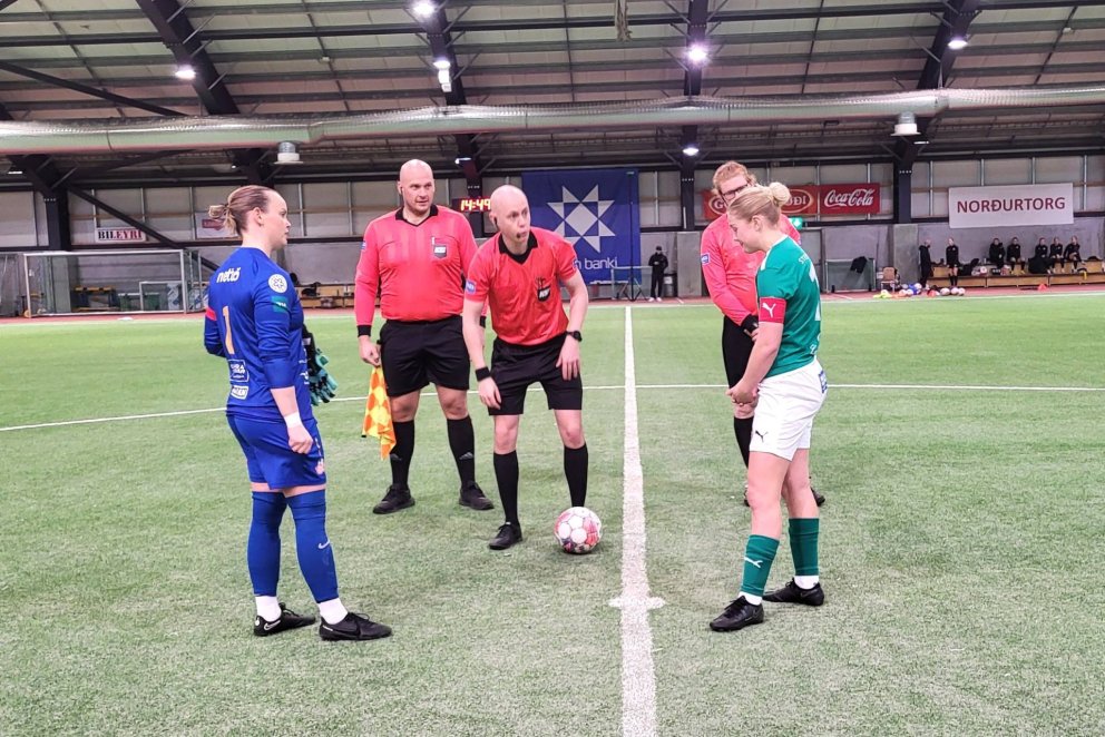 Dómarar og fyrirliðar ganga frá formsatriðum fyrir leik.