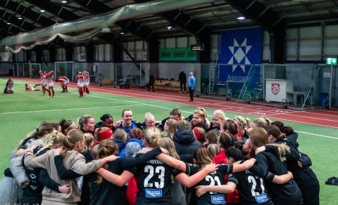 Leikmenn og stuðningsfólk fagna saman að loknum sigri á Þrótti í Lengjubikarnum. Mynd: Egill Bjarni …