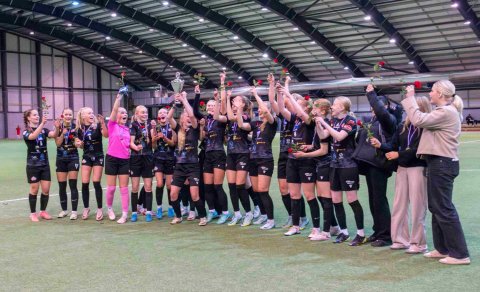 Íslandsbikarinn á loft. Emelía Ósk Krüger, fyrirliði liðs 1 í 2. flokki, hampar Íslandsmeistarabikar…