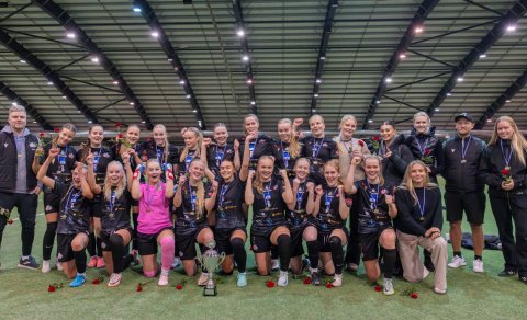 Sigurreifar með bikarinn ásamt þjálfurunum. 

Aftari röð frá vinstri: Jóhann Hreiðarsson þjálfari,…