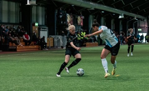 Hulda Ósk Jónsdóttir í baráttu við varnarmann Selfoss í leik liðanna í Boganum í maí í fyrra. Selfos…