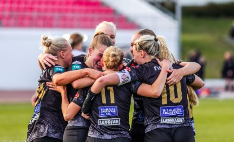 Einlægur fögnuður eftir að Una Móeiður Hlynsdóttir skoraði þriðja markið í uppbótartíma leiksins. My…