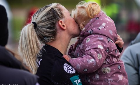 Sandra María Jessen með dótturina Ellu Ylví eftir sigur Þórs/KA gegn Breiðabliki í haust. Mynd: Egil…