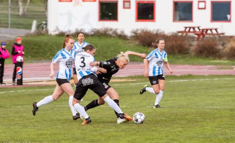 Hulda Ósk Jónsdóttir í baráttu við leikmenn Selfoss í fyrri leik liðanna í Bestu deildinni í sumar. …