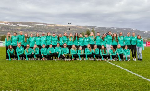 Hópur leikmanna úr 3. flokki stuttu eftir að stelpurnar komu hlaðnar verðlaunum heim af Barcelona Gi…