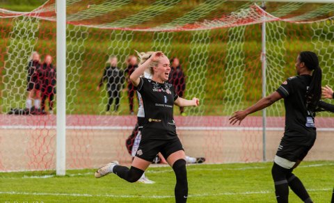 Margrét Árnadóttir og Tiffany McCarty fagna marki Margrétar þegar hún skoraði með glæsilegum skalla …