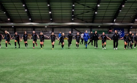 Þór/KA-stelpurnar þakka stuðningsfólkinu fyrir að leik loknum. Mynd: Egill Bjarni Friðjónsson