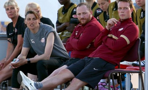 Bojana, Perry og Andri í leik gegn Fylki fyrr í sumar, ásamt varamönnum og starfsliði. Mynd: Þórir T…