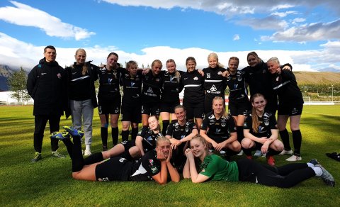 Mynd tekin af leikmannahópi að loknum stórsigri gegn Aftureldingu í Mosfellsbænum. Þessi sami hóopur…