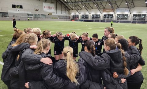 Sandra María Jessen ásamt leikmönnum Þórs/KA fyrir leik liðsins gegn Þrótti í riðlakeppni Lengjubika…